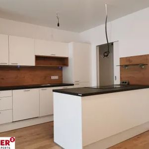Hofseitig ausgerichtete 2-Zimmer-Wohnung mit großem Balkon und Hochbeet - Photo 1