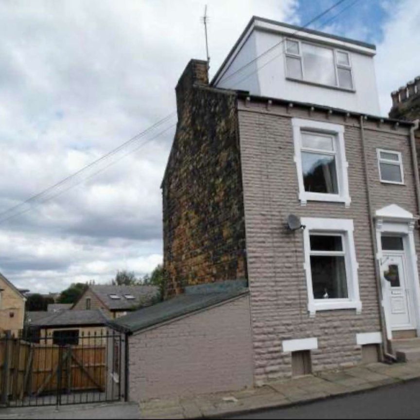 Large double room in shared house in Morley - available soon! - Photo 1