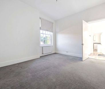 A stunning Grade II Listed Victorian house with a sweeping carriage... - Photo 3