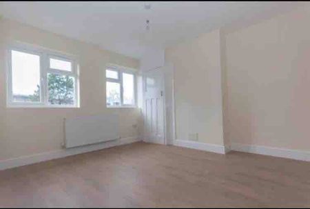 Beautiful 4/5 Bed house to let for £3500 in Wembley HA9 Available 7th November 2025 - Photo 5