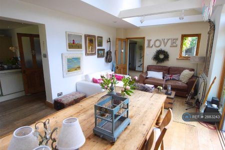 4 bedroom detached house to rent - Photo 4