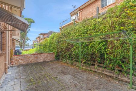 “Stylish & Spacious Townhouse in Prime Location” - Photo 2