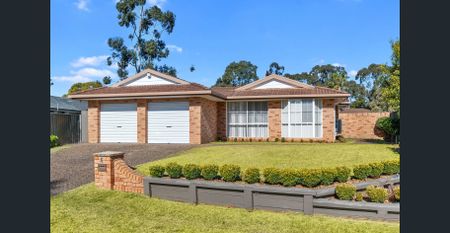 FANTASTIC FAMILY HOME WITH SWIMMING POOL! - Photo 3