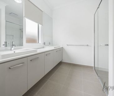 Stunning 4 Bedroom home - Photo 3