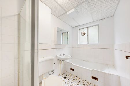 Sundrenched Two Bedroom Apartment in Tree Lined Street - Photo 5
