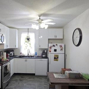 4 1/2 au Coeur de Saint-Jerome, Duplex, 3 Parking, Wifi, Thermopompe, Pret pour borne EV! - Photo 2