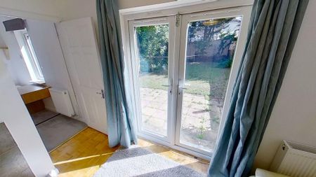 4 bedroom semi-detached house to rent - Photo 4