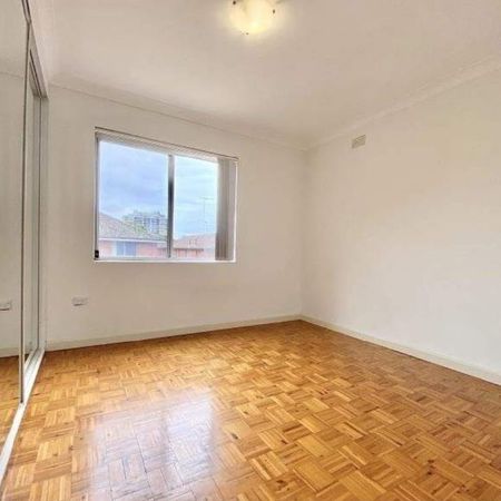 MODERN TWO BEDROOM WITH LOCK UP GARAGE - Photo 3