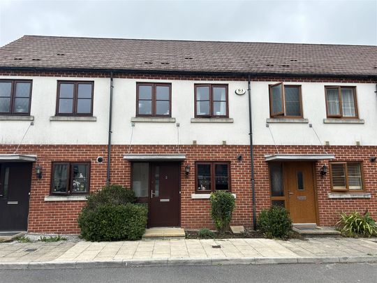 The Spinney, Limes Park, Basingstoke - Photo 1