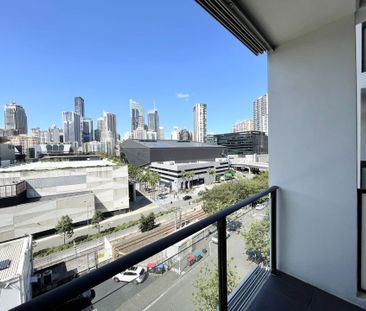 BRIGHT & SPACIOUS ONE BEDROOM SPLIT LEVEL APARTMENT IN PRIME LOCATION - Photo 1