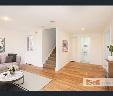 Perfectly Presented in a Family Friendly Locale and neighbourhood! - Photo 4