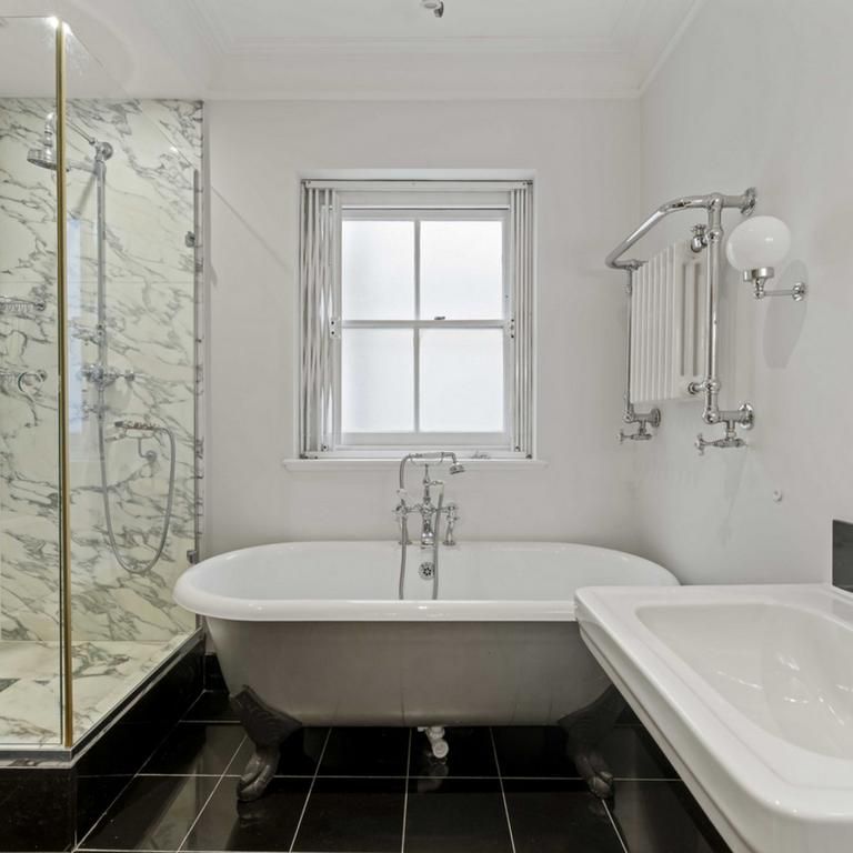 3 bedroom mews to rent - Photo 1