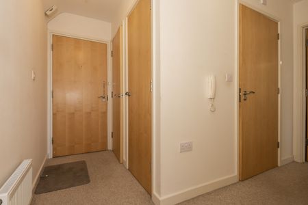 Purpose Built 1 Bedroom Top Floor Flat to Rent in Worthing - Photo 5