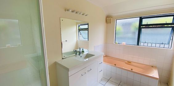 This three bedroom family home is located in the sought after Harrowfield neighbourhood. - Photo 3