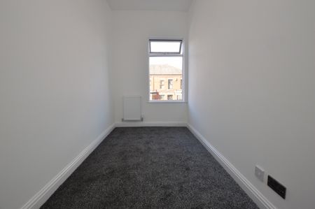 2 Bedroom FIrst Floor Flat - Photo 3