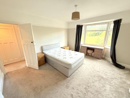 3 bedroom flat to rent - Photo 4
