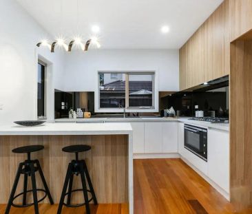 “Townhouse with Luxurious Features and Convenient Location” - Photo 4