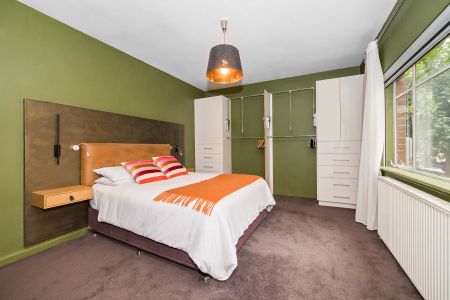 Spacious Three-Bedroom Home with Courtyard and Modern Comforts - Photo 3