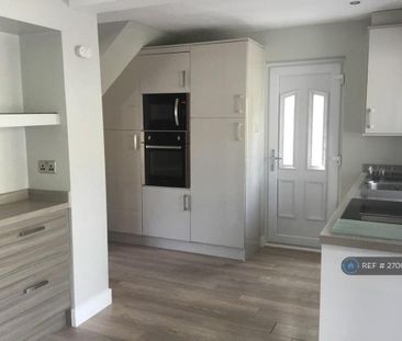 3 bedroom semi-detached house to rent - Photo 2