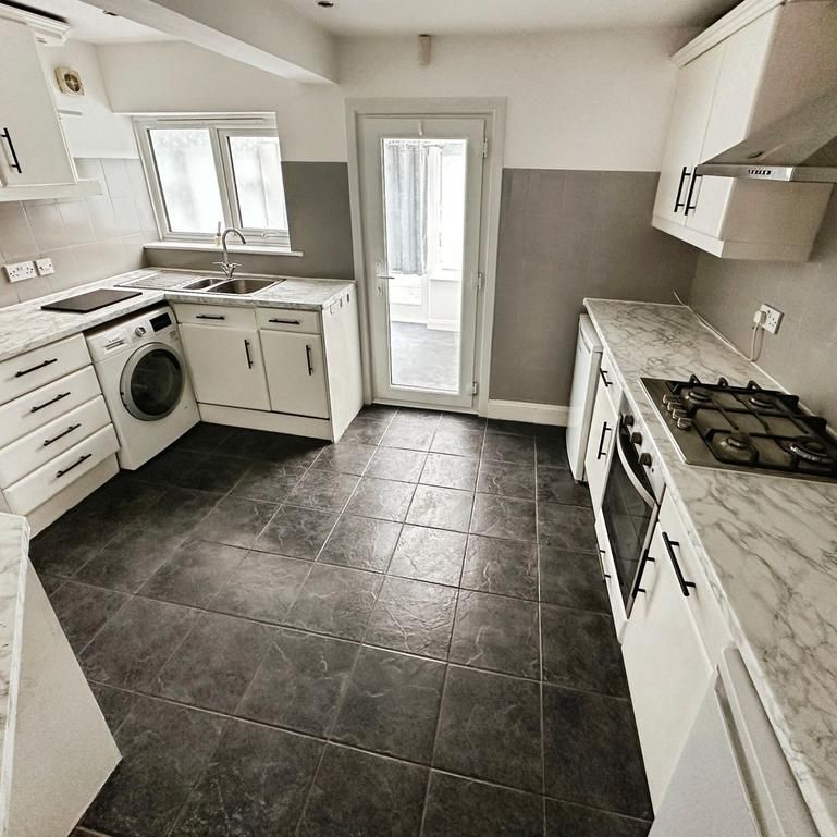 3 bedroom semi-detached house to rent - Photo 1