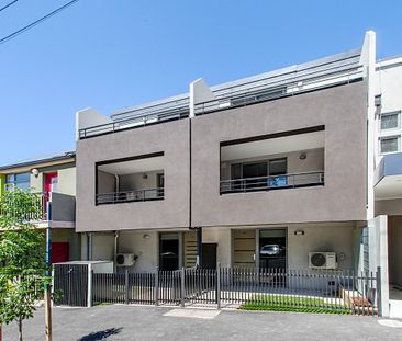 One Bedroom Apartment in The Heart of Carlton! - Photo 6