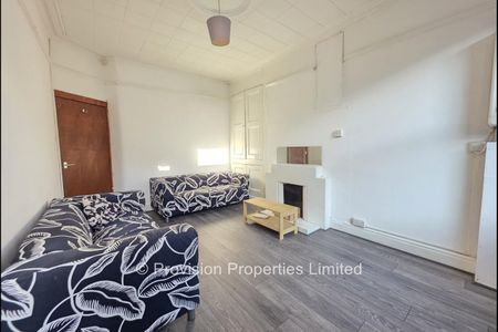 5 Bed Student Accommodation - Photo 2