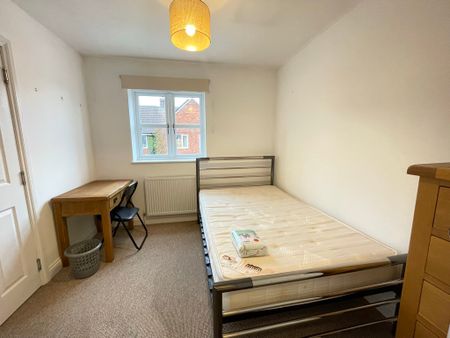 3 bedroom Semi-Detached House to let - Photo 5