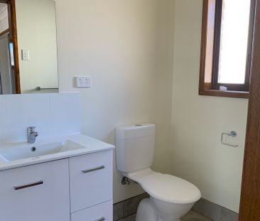 3 Bedroom - 2 Bathroom - Location close to cafes, shops - Photo 6