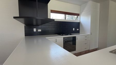 Sunny 3BR Townhouse in Edgeware - Photo 5