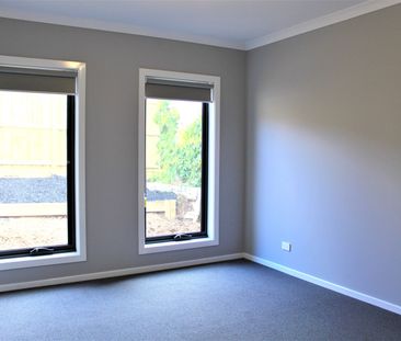 MODERN TOWNHOUSE IN GREAT LOCATION!!! - Photo 2