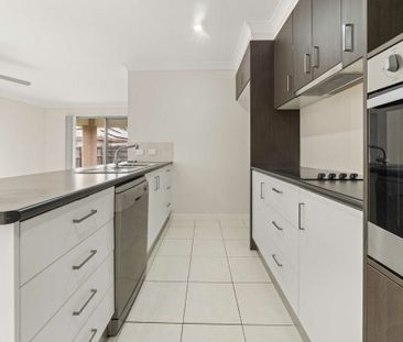 Spacious 4-Bedroom Family Home with Air Conditioning & Garage in Pr... - Photo 6