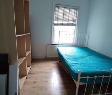 4 Bed Terraced House, Ratcliff Road, E7 - Photo 4