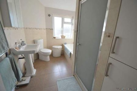 3 bedroom property to rent in Addlestone - Photo 2