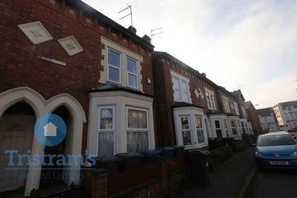 4 bed Semi-Detached House for Rent - Photo 1