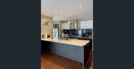 A Hop & A Skip Away From Tarneit Shopping Centre! - Photo 2