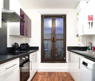 4 bedroom flat to rent - Photo 3