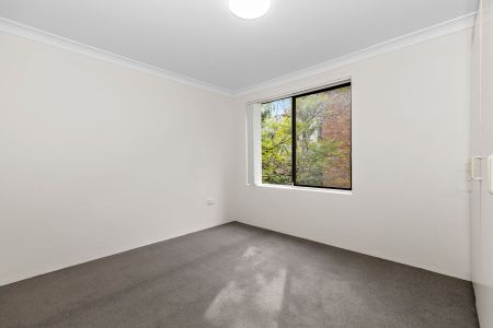 SPACIOUS & FRESHLY RENOVATED APARTMENT IN EXCELLENT LOCATION - Photo 2