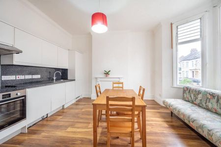 3 bedroom flat to rent - Photo 3