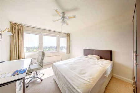 A spacious two double bedroom apartment with a large reception and fantastic views over the All England Tennis Club and the City. - Photo 4