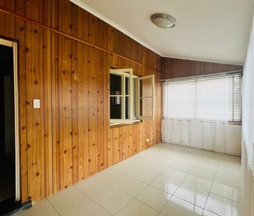4 BEDROOM DOUBLE BRICK HOUSE - Photo 2