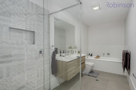 Spacious three bedroom air conditioned townhouse with single garage - Photo 2