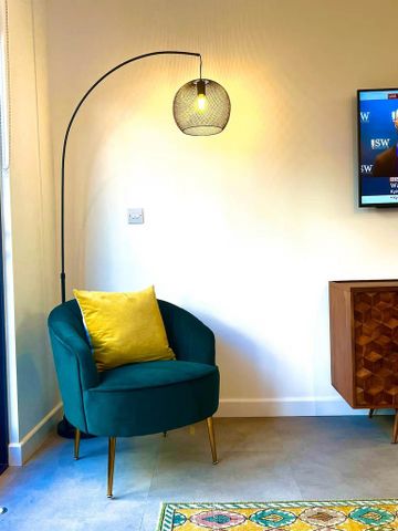 2 bedroom mews to rent - Photo 4