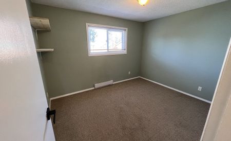 1050 Saint David Crescent - Photo 3