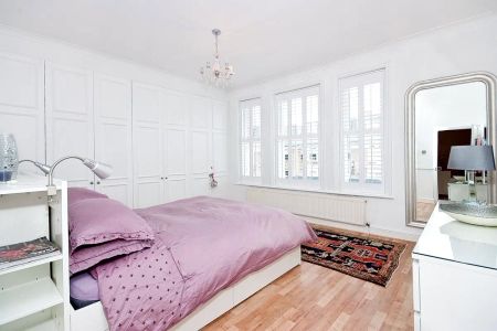 2 bedroom flat in London - Photo 2