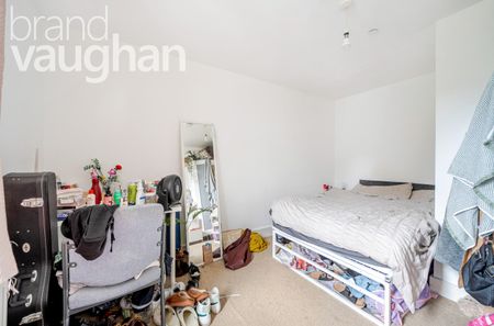 4 bedroom semi-detached house to rent - Photo 4