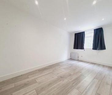 8 bedroom end of terrace house to rent - Photo 4