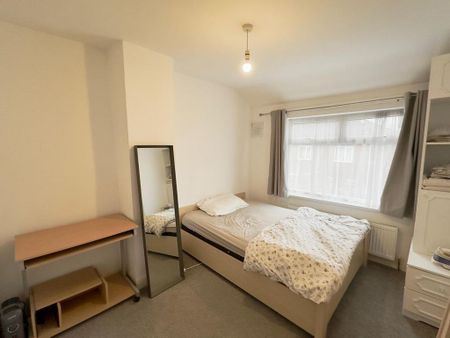 3 bedroom semi-detached house to rent - Photo 5