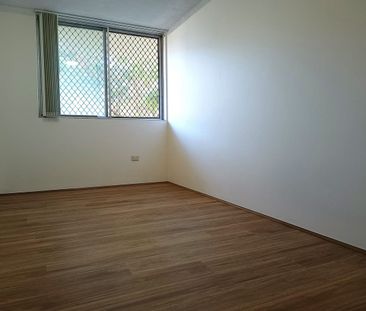 Spacious 2 bedrooms unit close to everything. - Photo 6