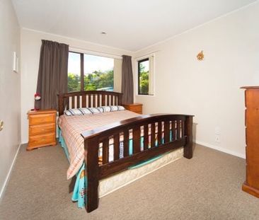 Spacious 5BR Family Haven with Deck & Garden - Photo 5