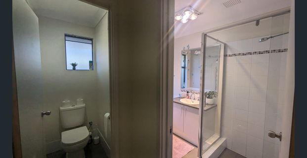 LARGE ROOMS WITH AIR CON FOR RENT. IN Beautiful, Furnished House in a Peaceful Seville Grove Home - Photo 1